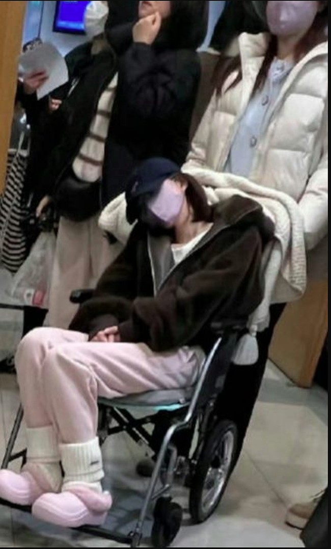 Begini keadaan Zhao Lusi yang terlihat terkulai lemas di kursi roda. Foto: Weibo