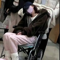 Begini keadaan Zhao Lusi yang terlihat terkulai lemas di kursi roda. Foto: Weibo