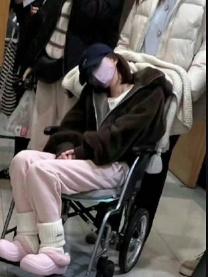 Zhao Lusi di kursi roda Zhao Lusi di kursi roda