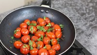 Buah dan sayur yang dimasak dianggap kehilangan nutrisi. Padahal ada jenis buah dan sayur yang justru kandungan gizinya meningkat usai dimasak, contohnya tomat. Foto: Ilustrasi iStock