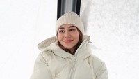 Bersama dengan suaminya, Thariq Halilintar dan beberapa anggota keluarga lainnya, ia menikmati liburan tahun ini. Foto: instagram Aaliyah Massaid