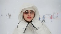 Let it snoooww, tulis Aaliyah Massaid dalam Instagram miliknya. Foto: instagram Aaliyah Massaid