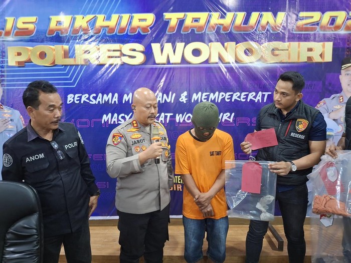 Agus pelaku pelemparan batu ke Bus Trans Jateng Solo-Wonogiri di Mapolres Wonogiri, Selasa (31/12/2024).