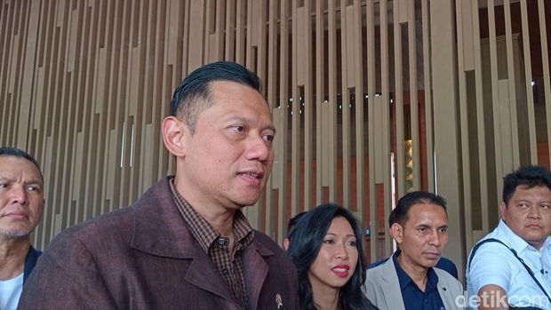 AHY saat memantau situasi di Bandara Internasional I Gusti Ngurah Rai, Selasa (31/12/2024). (Aryo Mahendro/detikBali).
