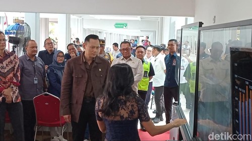 AHY saat memantau situasi di Bandara Internasional I Gusti Ngurah Rai, Selasa (31/12/2024). (Aryo Mahendro/detikBali).