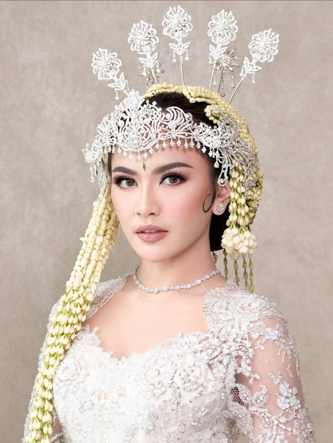 Saat akad nikah, Mahalini tampil dengan riasan adat Sunda bernuansa peach yang memberikan kesan segar dan manis. Foto: Instagram/@dhirmanputra