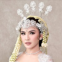Saat akad nikah, Mahalini tampil dengan riasan adat Sunda bernuansa peach yang memberikan kesan segar dan manis. Foto: Instagram/@dhirmanputra