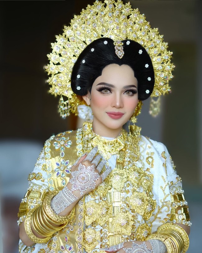 Putri Isnari tampil dengan riasan wajah khas Bugis lengkap dengan paes dadasa. Paes yang menjadi ciri khas dari tata rias pengantin Bugis ini memiliki bentuk menyerupai bunga teratai. Foto: Instagram/@adelahaddad17