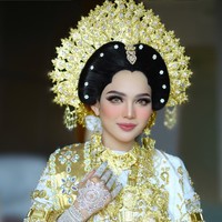 Putri Isnari tampil dengan riasan wajah khas Bugis lengkap dengan paes dadasa. Paes yang menjadi ciri khas dari tata rias pengantin Bugis ini memiliki bentuk menyerupai bunga teratai. Foto: Instagram/@adelahaddad17