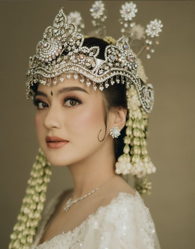 Di momen akad nikah, Salshabilla Adriani tampil flawless dengan makeup natural bernuansa soft coral dan peach.  Foto: Instagram/@salshabillaadr