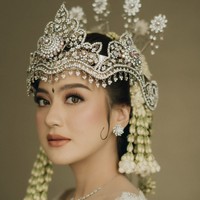 Di momen akad nikah, Salshabilla Adriani tampil flawless dengan makeup natural bernuansa soft coral dan peach.  Foto: Instagram/@salshabillaadr