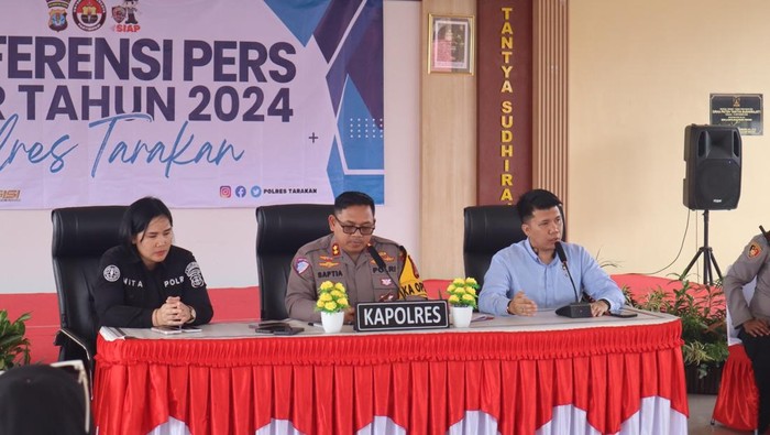 Kapolres Tarakan AKBP Adi Saptia Sudirna saat menggelar konferensi pers akhir tahun di Aula Paten Polres Tarakan, Selasa (31/12/2024).