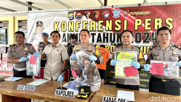 Kapolres Bone AKBP Erwin Syah menunjukkan barang bukti yang dipakai pelaku menipu warga di Kabupaten Bone, Sulawesi Selatan (Sulsel).