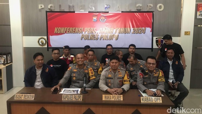Kapolres Palopo AKBP Safii Nafsikin saat merilis kasus kecelakaan lalu lintas sepanjang 2024 di Kota Palopo, Sulawesi Selatan (Sulsel).