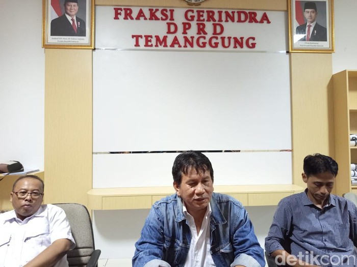 Anggota DPRD Temanggung dari Partai Gerindra, Ahmad Masfudin (tengah) saat konferensi pers, Selasa (31/12/2024).