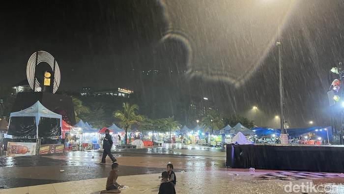 Anjungan Pantai Losari Makassar diguyur hujan lebat jelang pergantian tahun baru 2025. Yaslinda Utari Kasim/detikSulsel