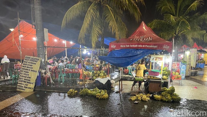 Anjungan Pantai Losari Makassar diguyur hujan lebat jelang pergantian tahun baru 2025. Yaslinda Utari Kasim/detikSulsel