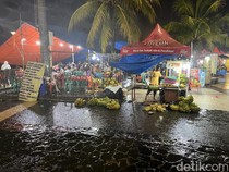 Pantai Losari Makassar Diguyur Hujan Lebat Jelang Pergantian Tahun