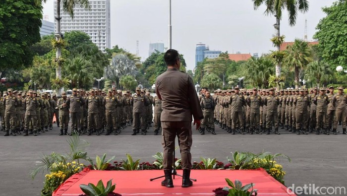 Apel pengamanan malam tahun baru 2024-2025 di Surabaya, Satpol PP kerahkan ratusan personel.