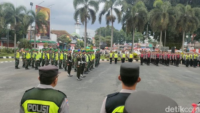 Apel personel pengamanan pesta kembang api di Kota Blitar.