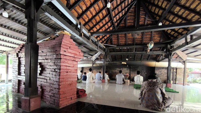 Area situs dan masjid keramat Ki Buyut Trusmi Cirebon