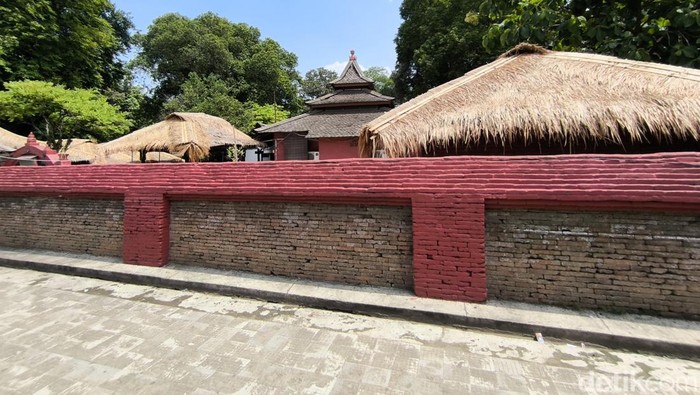Area situs dan masjid keramat Ki Buyut Trusmi Cirebon Area situs dan masjid keramat Ki Buyut Trusmi Cirebon