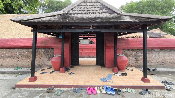 Area situs dan masjid keramat Ki Buyut Trusmi Cirebon