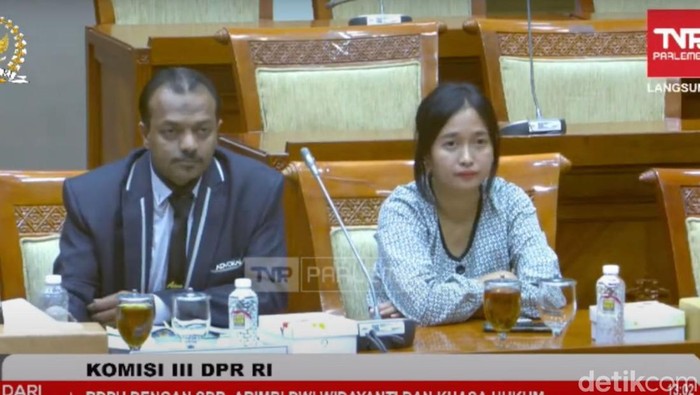 Arimbi (kanan). (Screenshot YouTube Komisi III DPR).