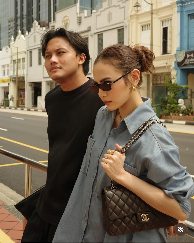 Mahalini dan Rizky Febian memilih berlibur ke Singapura. Keduanya memilih tampil bergaya simpel namun tetap stylish. Foto: Instagram