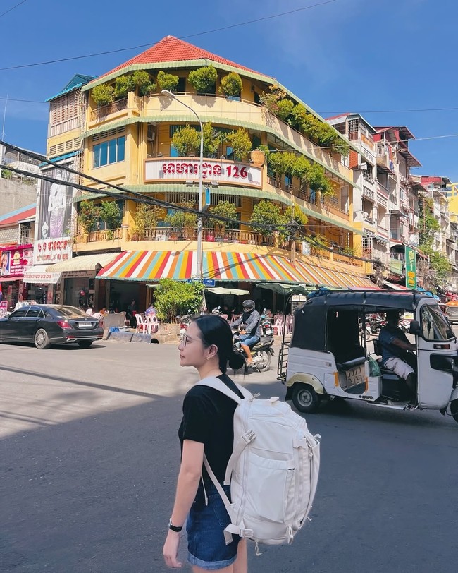 Prilly Latuconsina menutup tahun 2024 dengan backpacking ke Kamboja. Tampil santai dan sederhana, Prilly tampak mengenakan kaos hitam dipadukan dengan celana pendek jeans. Foto: Instagram