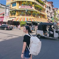 Prilly Latuconsina menutup tahun 2024 dengan backpacking ke Kamboja. Tampil santai dan sederhana, Prilly tampak mengenakan kaos hitam dipadukan dengan celana pendek jeans. Foto: Instagram