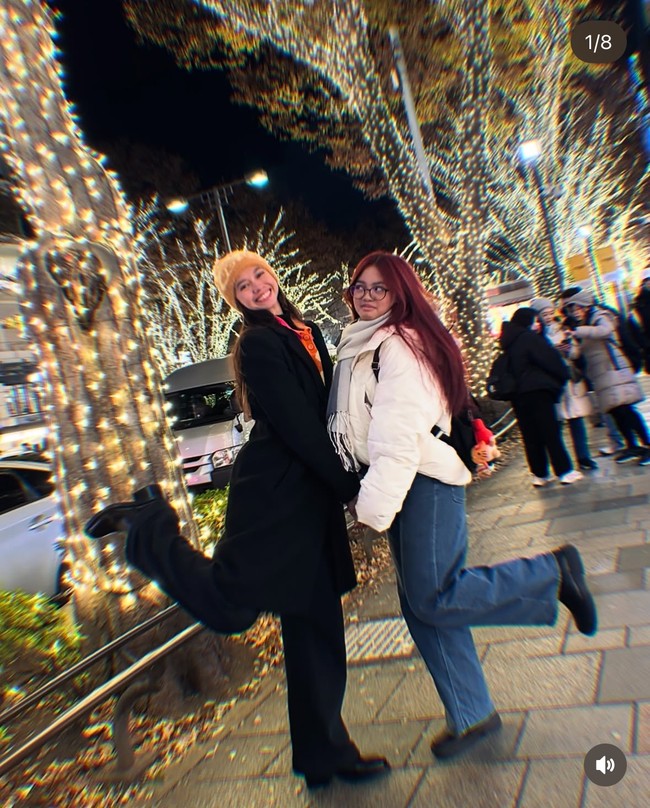 Yuki Kato menghabiskan libur akhir tahun 2024 dengan berkunjung ke negeri Sakura bersama keluarganya. Sesuai dengan cuaca di sana yang sedang dingin, Yuki pun tampak mengenakan pakaian musim dingin. Foto: Instagram