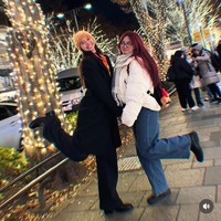 Yuki Kato menghabiskan libur akhir tahun 2024 dengan berkunjung ke negeri Sakura bersama keluarganya. Sesuai dengan cuaca di sana yang sedang dingin, Yuki pun tampak mengenakan pakaian musim dingin. Foto: Instagram