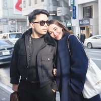 Pasangan artis Thariq Halilintar dan Aaliyah Massaid memilih berlibur ke Ginza, Tokyo. Tak hanya berdua, diketahui keduanya juga pergi bersama keluarga Atta-Aurel dan Anang-Ashanty. Sebagai pasutri baru, keduanya tampak mesra. Foto: Instagram