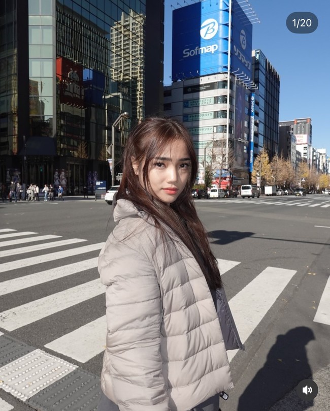 Fuji juga memilih bertolak ke Jepang bersama para sahabatnya. Penampilannya di sana juga selalu terlihat simpel namun tetap stylish. Foto: Instagram