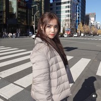 Fuji juga memilih bertolak ke Jepang bersama para sahabatnya. Penampilannya di sana juga selalu terlihat simpel namun tetap stylish. Foto: Instagram