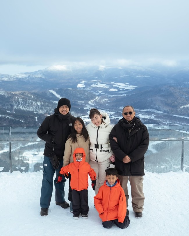 Ayu Dewi bersama keluarganya juga memilih berlibur ke Jepang. Terlihat Ayu dan keluarga yang kompak menikmati salju yang turun di Jepang. Foto: Instagram