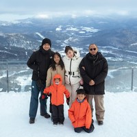 Ayu Dewi bersama keluarganya juga memilih berlibur ke Jepang. Terlihat Ayu dan keluarga yang kompak menikmati salju yang turun di Jepang. Foto: Instagram