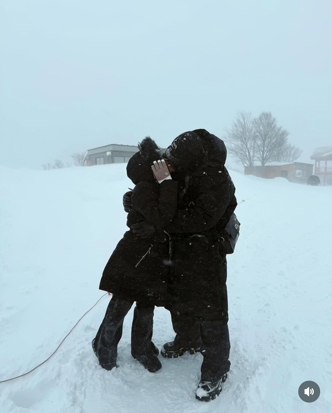 Atta Halilintar dan Aurel Hermansyah tampil romantis kala berlibur ke Jepang bersama keluarga. Keduanya memamerkan pose berciuman di tengah hamparan salju. Foto: Instagram