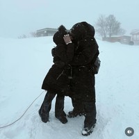 Atta Halilintar dan Aurel Hermansyah tampil romantis kala berlibur ke Jepang bersama keluarga. Keduanya memamerkan pose berciuman di tengah hamparan salju. Foto: Instagram