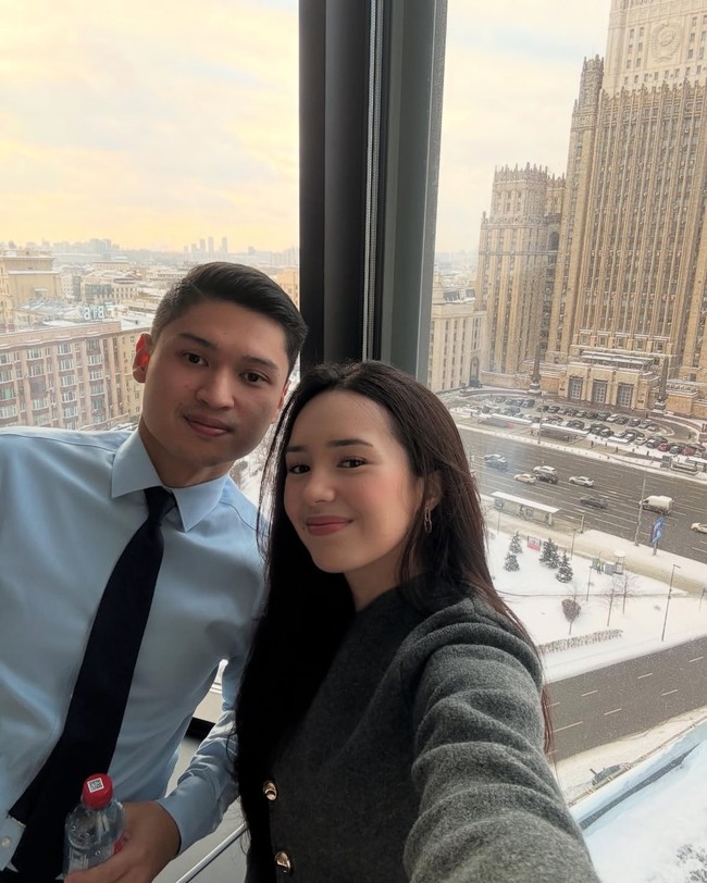 Beby Tsabina dan suaminya, Rizki Natakusumah bertolak ke Moskow, Rusia. Tak hanya sekedar untuk liburan akhir tahun, Beby sekaligus menemani suaminya yang dinas ke negara tersebut. Foto: Instagram