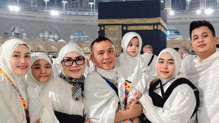 Ayu Ting Ting umrah akhir tahun.