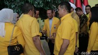 Ia menyebut hal ini masih harus didiskusikan dengan partai lain. Bahlil menyatakan pihaknya menghargai semua pandangan terkait demokrasi di RI. 