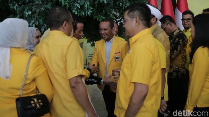 'Refleksi Akhir Tahun Partai Golkar' menyoroti program prioritas Asta Cita Presiden Prabowo Subianto. Golkar juga mengkaji opsi Pilkada tidak secara langsung.