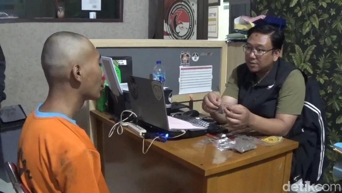 Bandar ganja saat diinterograsi polisi di Cianjur