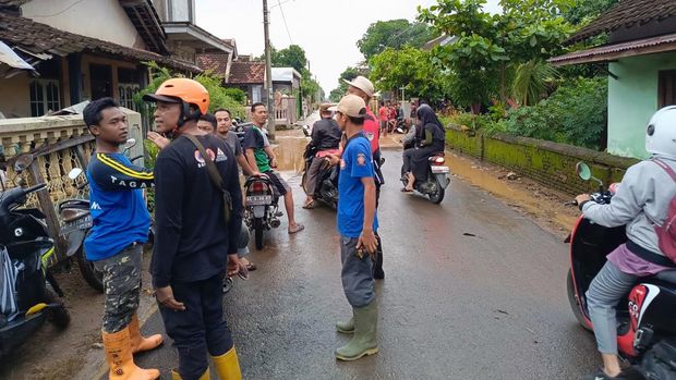 Banjir luapan aliran sungai Gunung Wilis rendam permukiman dan jalan