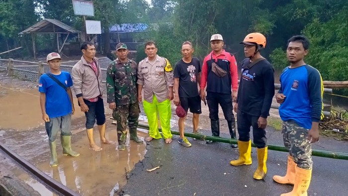 Banjir luapan aliran sungai Gunung Wilis rendam permukiman dan jalan