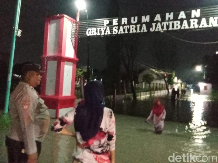 Banjir melanda 4 desa di Kecamatan Jatibarang dan Songgom, Kabupaten Brebes, Selasa (31/12/2024) malam.