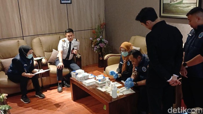 -BNNP Kepri tes urine pilot dan pramugari di Bandara Hang Nadim Batam.(Alamudin/detikSumut)