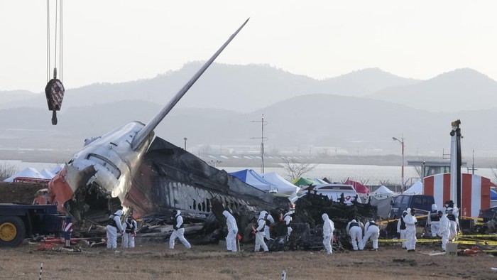South Korean army soldiers work outside of Muan International Airport in Muan, South Korea, Tuesday, Dec. 31, 2024, following Sundays plane crash. (AP Photo/Ahn Young-joon)